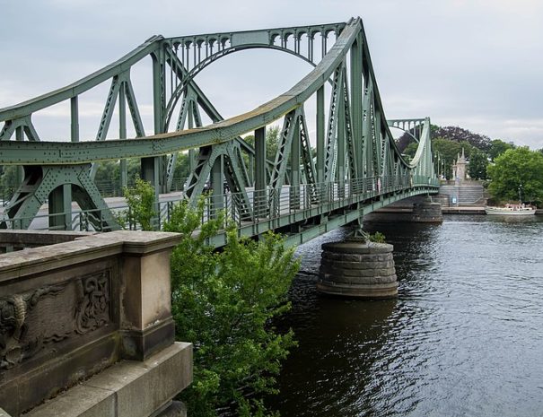 800px-Glienicker_Brücke,_von_Berlin-Wannsee_aus_gesehen-7274