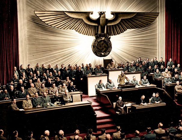 800px-Bundesarchiv_Bild_183-1987-0703-507,_Berlin,_Reichstagssitzung,_Rede_Adolf_Hitler_(color)