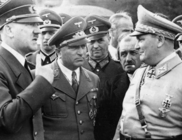 Bundesarchiv_Bild_101III-Reprich-012-08,_Wolfschanze,_Hitler,_Ley,_Porsche_und_Göring